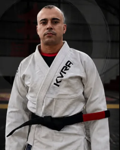 Professor Junior Leão de kimono branco e faixa preta